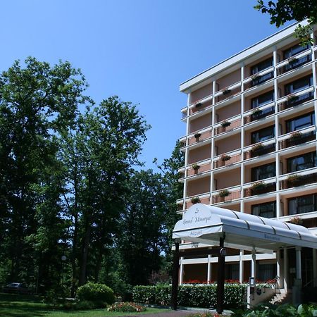 Hotel Le Grand Monarque Melun Esterno foto