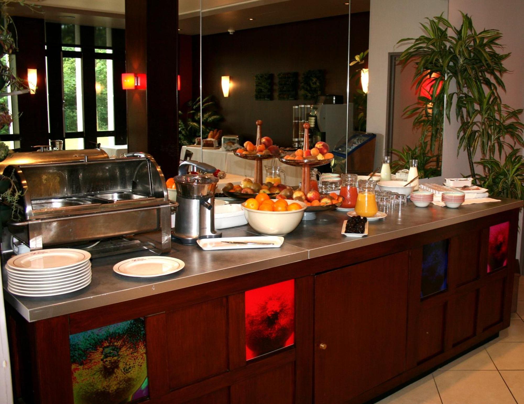 Hotel Le Grand Monarque Melun Esterno foto