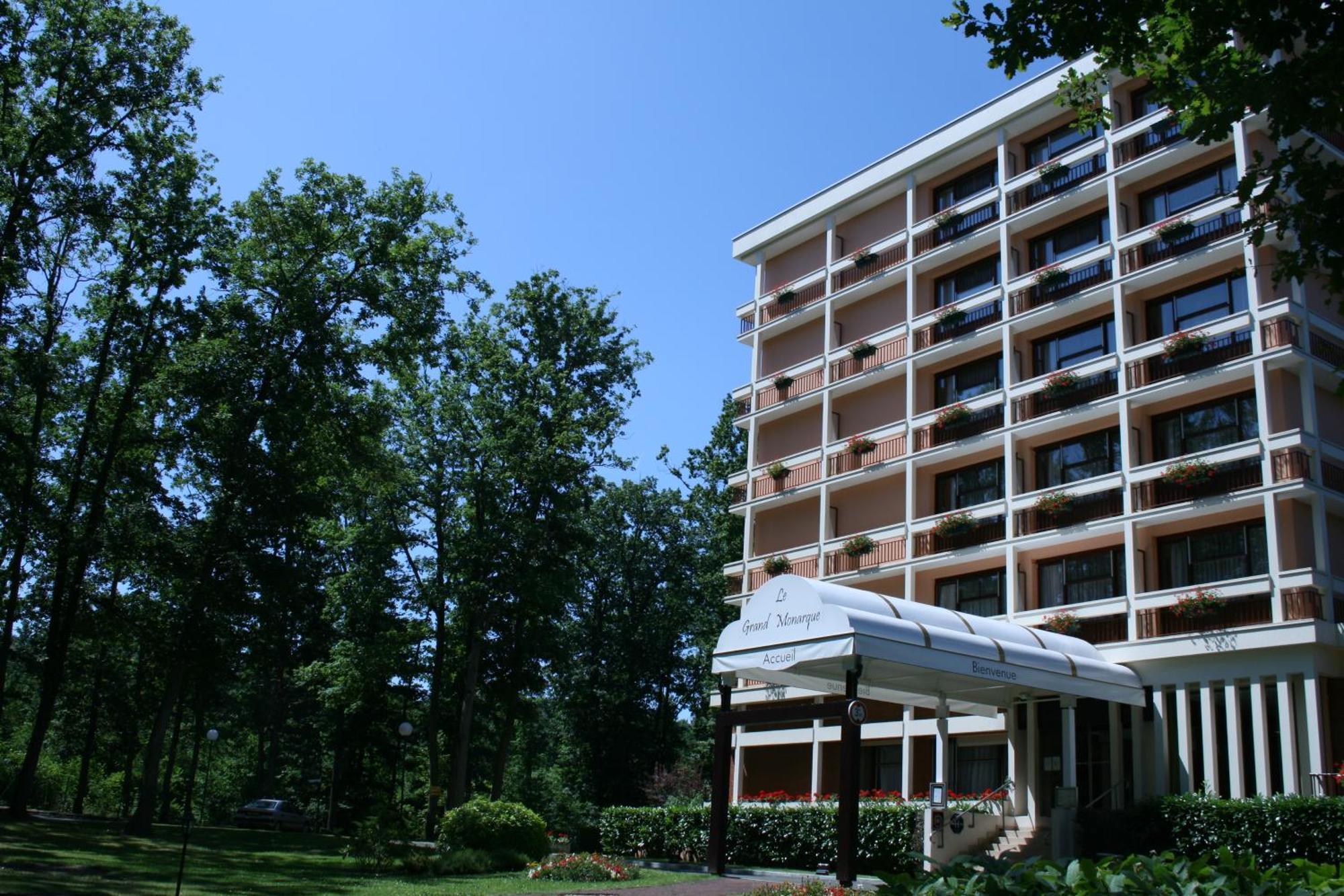 Hotel Le Grand Monarque Melun Esterno foto