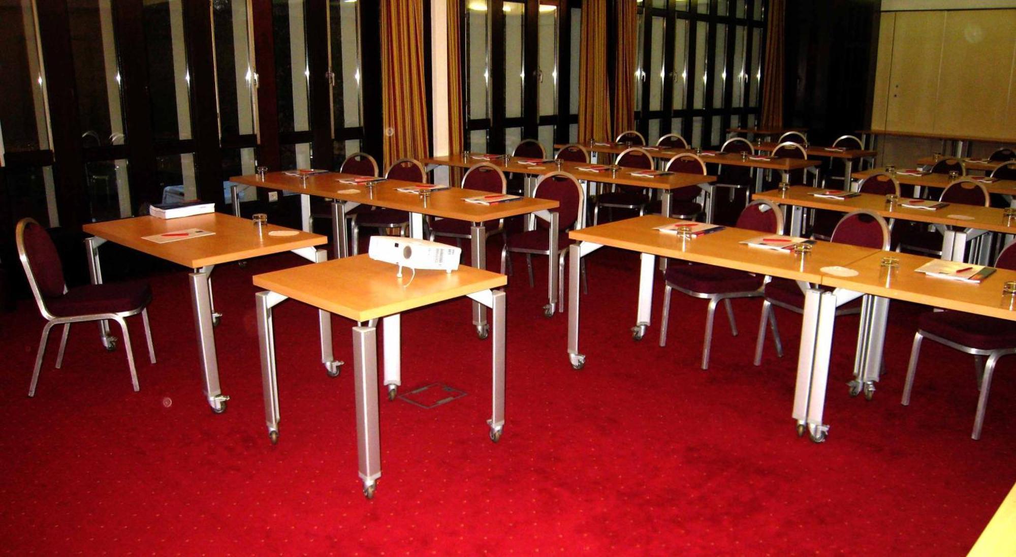 Hotel Le Grand Monarque Melun Esterno foto