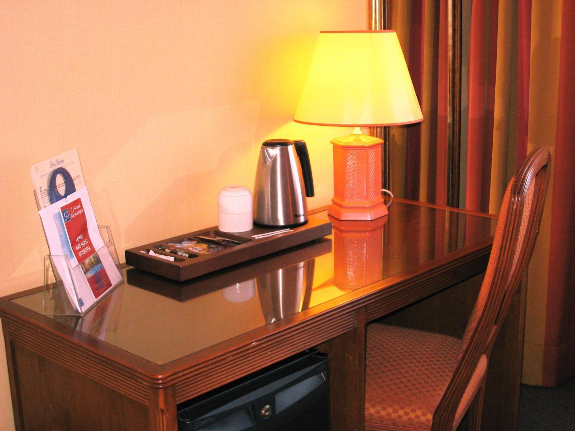 Hotel Le Grand Monarque Melun Esterno foto