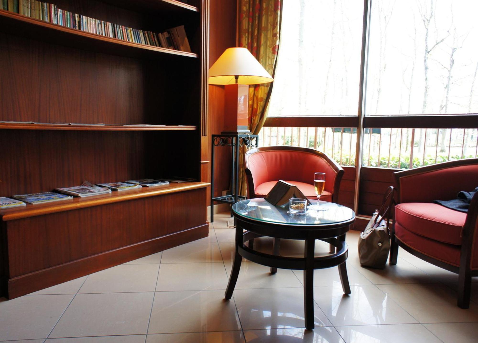 Hotel Le Grand Monarque Melun Esterno foto
