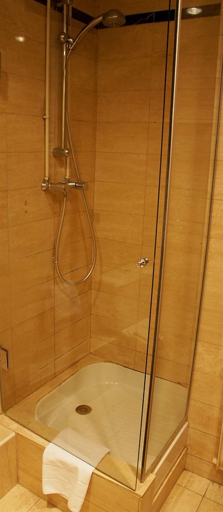 Hotel Le Grand Monarque Melun Esterno foto