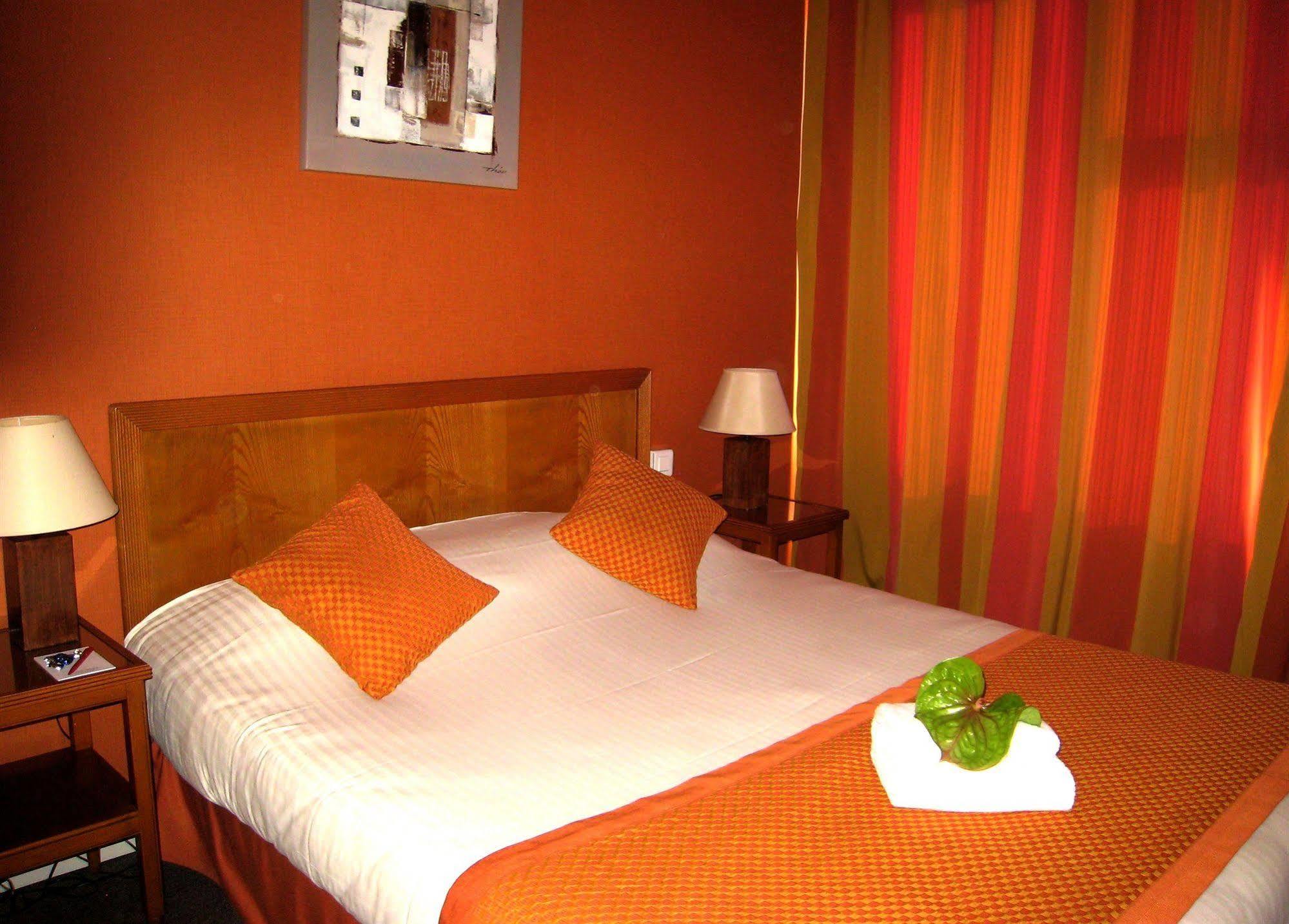 Hotel Le Grand Monarque Melun Esterno foto