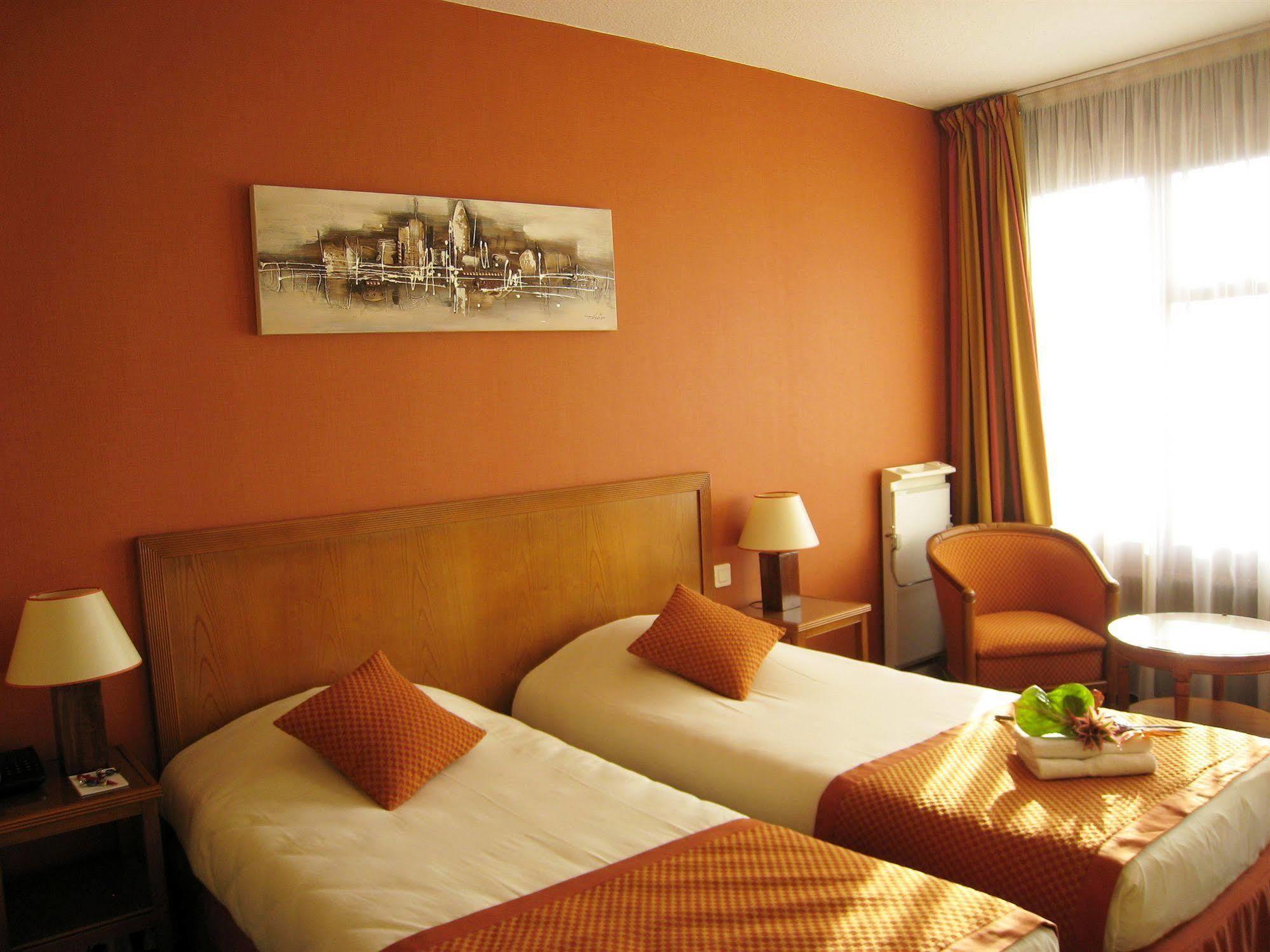 Hotel Le Grand Monarque Melun Esterno foto