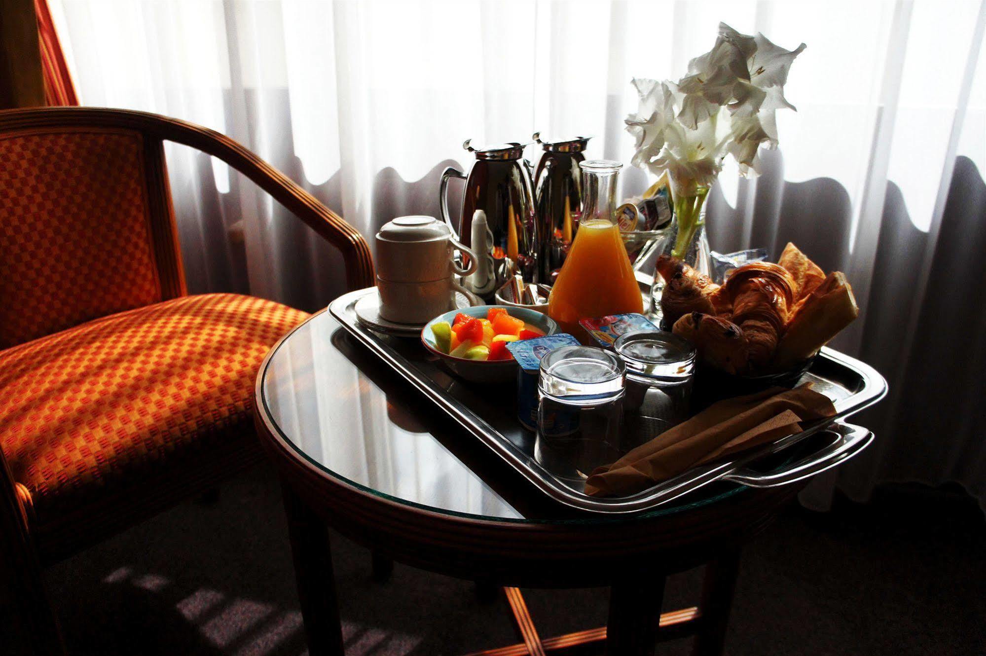 Hotel Le Grand Monarque Melun Esterno foto